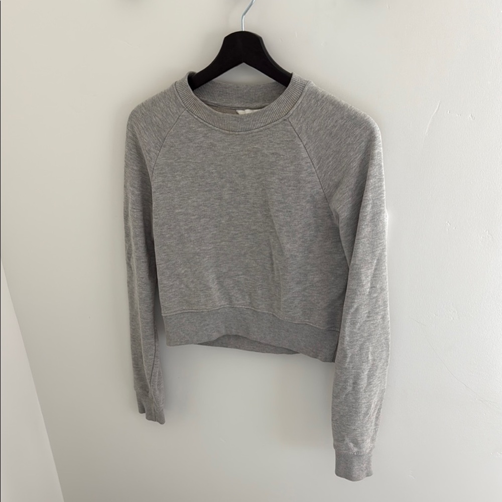 H&M Light Gray Cropped Crew Neck Sweater